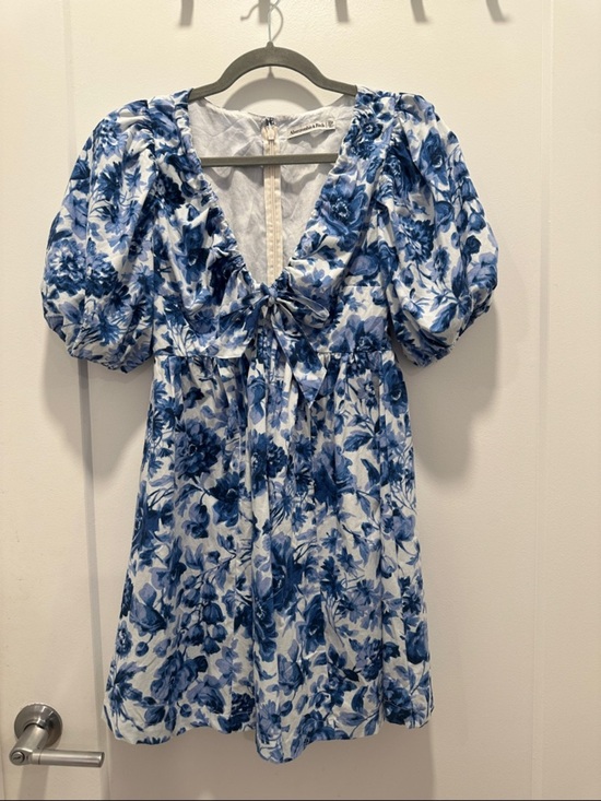 Abercrombie & Fitch Dresses & Skirts - NWOT Abercrombie & Fitch Floral Puff Sleeve Blue White Dress XSP